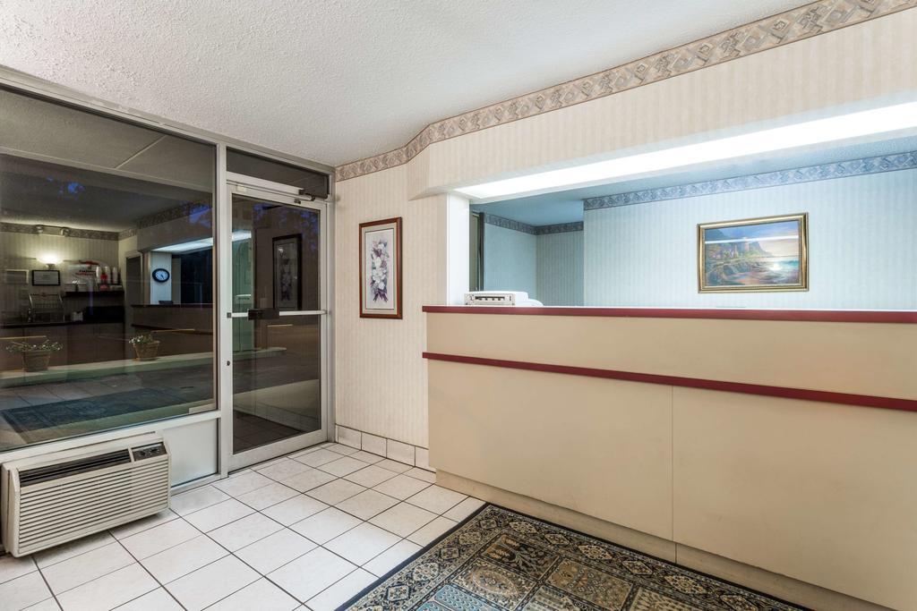 Super 8 By Wyndham Commerce Exterior foto